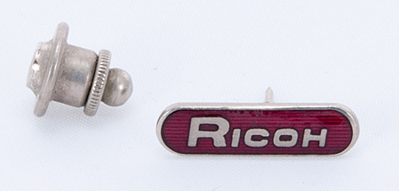Ricoh Pin's logo Ricoh rouge