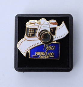 Press labo service Pin's 1980